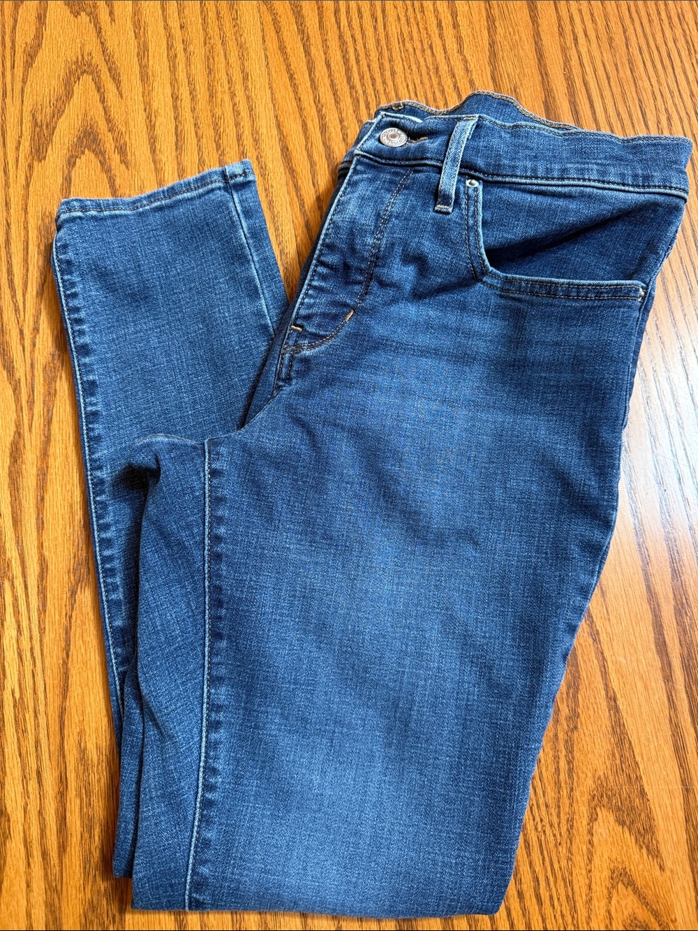 Levi's Women's Skinny Jeans in Medium Blue Wash